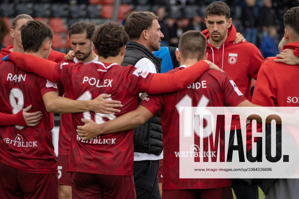 Fussball 3.Liga, SG Sonnenhof Grossaspach - SV Waldhof Mannheim v.l. Pascal Reinhardt (Trainer SG Sonnenhof Großaspach) mit seiner ansprache nach dem Spiel Aspach