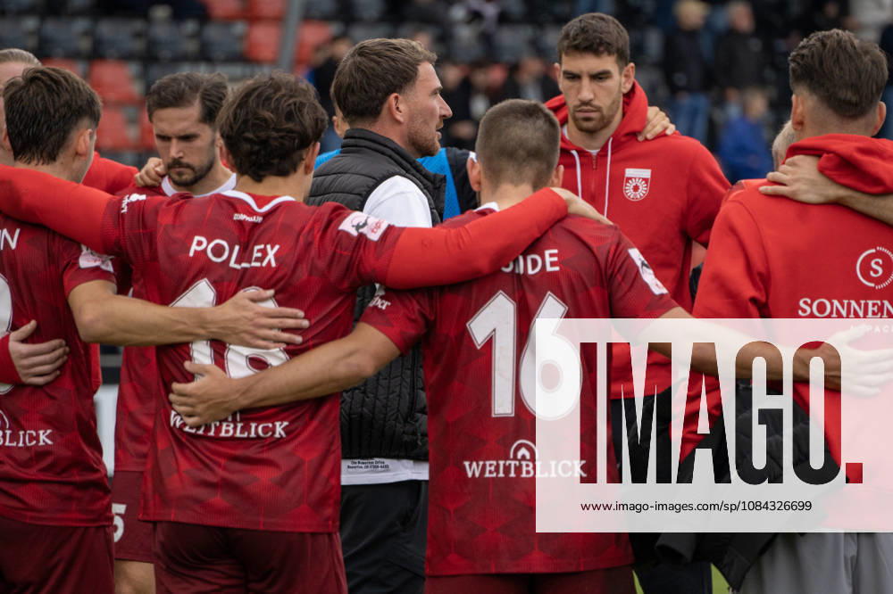 Fussball 3.Liga, SG Sonnenhof Grossaspach - SV Waldhof Mannheim v.l. Pascal Reinhardt (Trainer SG Sonnenhof Großaspach) mit seiner ansprache nach dem Spiel Aspach