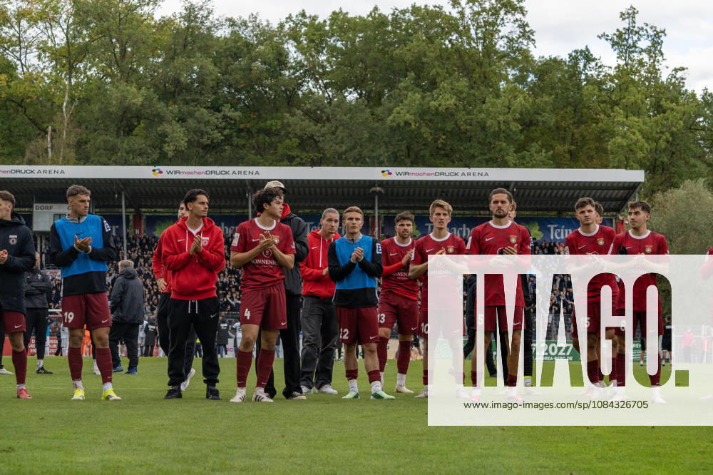 Fussball 3.Liga, SG Sonnenhof Grossaspach - SV Waldhof Mannheim v.l. Das Team der SG Sonnenhof Großaspach nach der Partie Aspach
