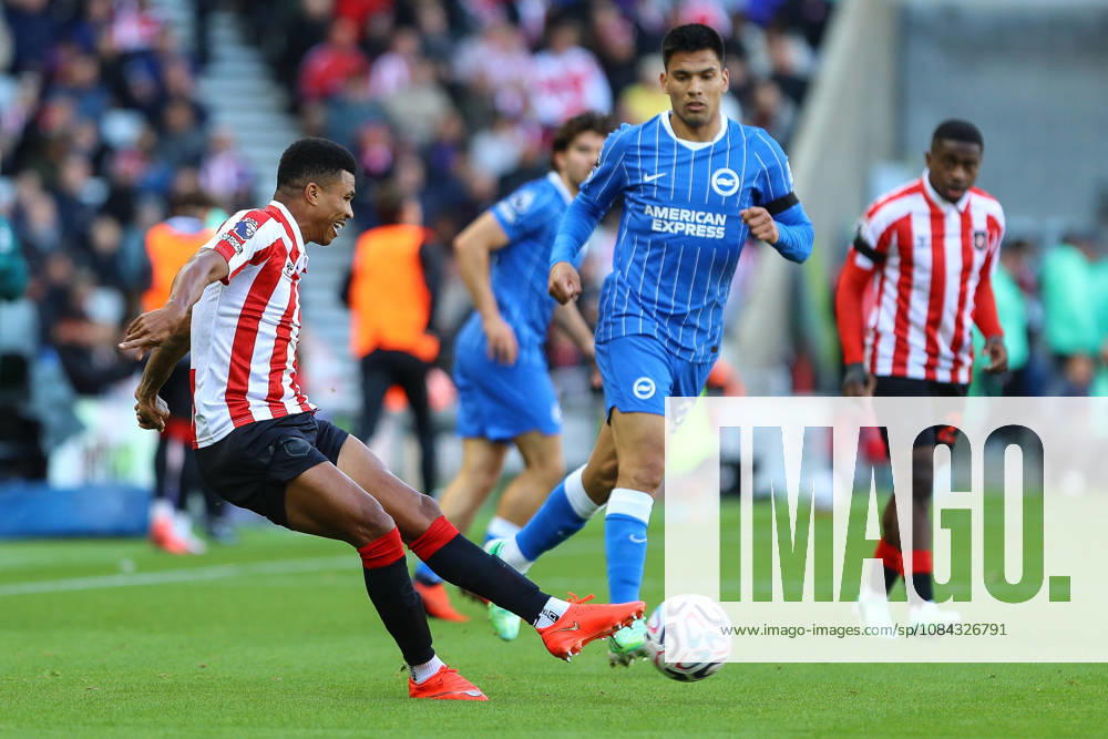 SUNDERLAND, ENGLAND, OCTOBER 10: Reinildo Mandava of Sunderland AFC passes the ball during a Premier League 2026-27 match between Sunderland AFC and Brighton & Hove Albion at the Stadium of Light on October 10, 2026 in Sunderland, England. (Photo by Zach Forster Sports Press Photo)