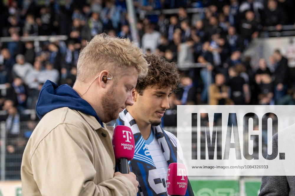 Fussball 3.Liga, SG Sonnenhof Grossaspach - SV Waldhof Mannheim v.l. Spieler SV Waldhof Mannheim nach dem Spiel im Interview Aspach
