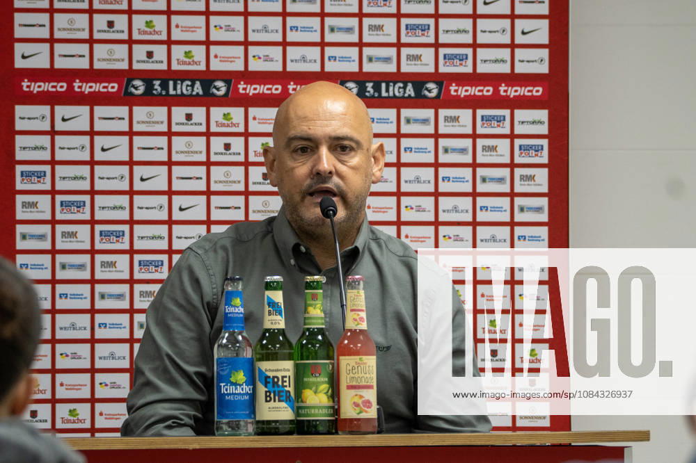 Fussball 3.Liga, SG Sonnenhof Grossaspach - SV Waldhof Mannheim v.l. Rui Tomas Faustino Pinto da Mota (Trainer SV Waldhof Mannheim) nach der Partie in der Pressekonferenz Aspach