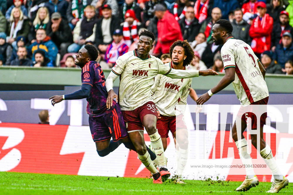 GER, Fußball, Herren, 1. Bundesliga, 5. Spieltag, FC Augsburg vs FC Bayern München robuster Körpereinsatz von Juma Bah (FC Augsburg, 35) gegen Alphonso Davies (Bayern Muenchen, 19) Augsburg WWK-Arena Bayern Deutschland