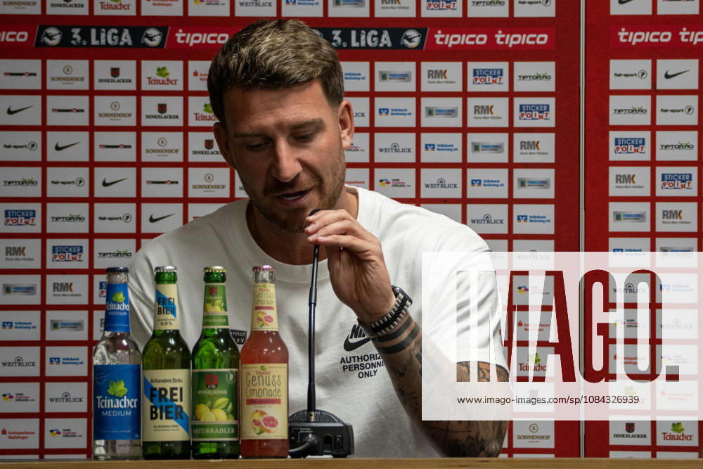 Fussball 3.Liga, SG Sonnenhof Grossaspach - SV Waldhof Mannheim v.l. Pascal Reinhardt (Trainer SG Sonnenhof Großaspach) nach der Partie in der Pressekonferenz Aspach