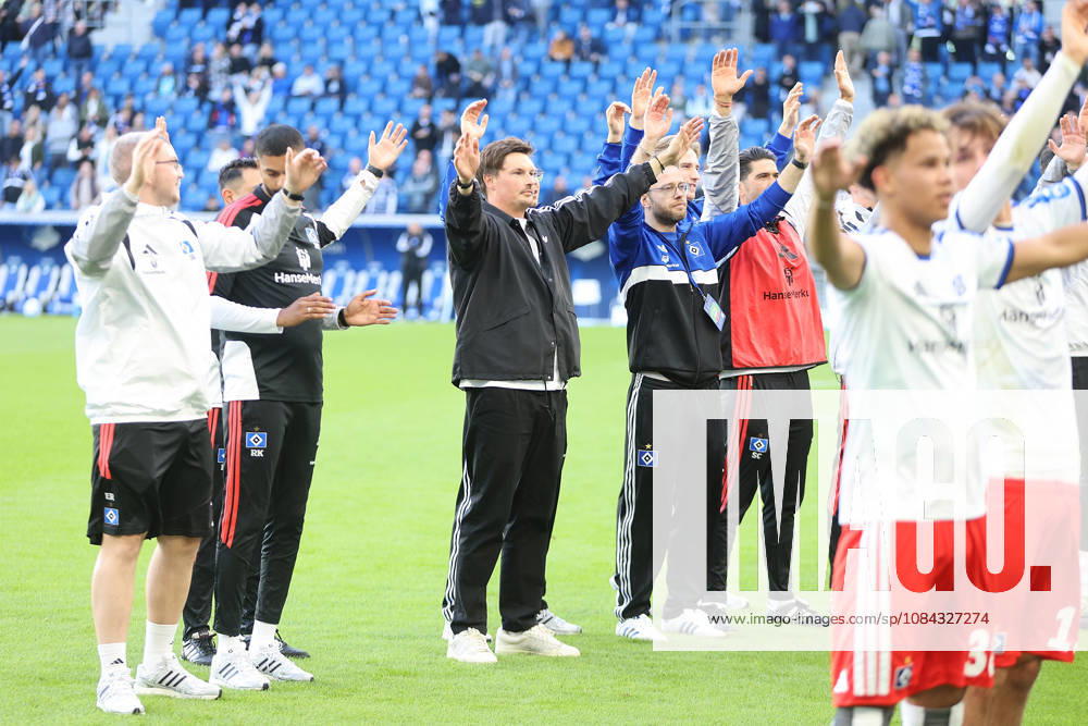Fussball 1.Bundesliga, TSG 1899 Hoffenheim - Hamburger SV v.l. Trainer Merlin Polzin (Hamburger SV) nach dem Spiel, after the match bedankt sich bei den Fans, applauds the fans Sinsheim