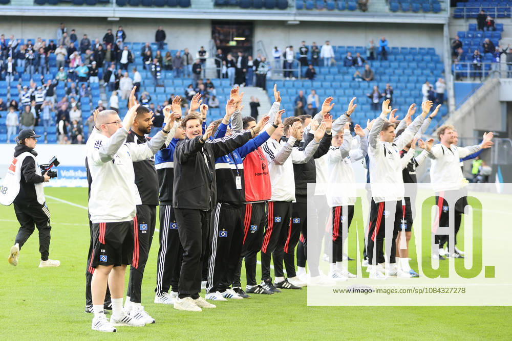 Fussball 1.Bundesliga, TSG 1899 Hoffenheim - Hamburger SV v.l. Trainer Merlin Polzin (Hamburger SV) bedankt sich bei den Fans, applauds the fans nach dem Spiel, after the match Sinsheim