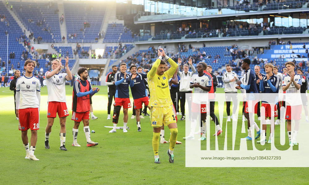 Fussball 1.Bundesliga, TSG 1899 Hoffenheim - Hamburger SV v.l. Mannschaft Hamburger SV nach dem Spiel, after the match bedankt sich bei den Fans, applauds the fans Sinsheim