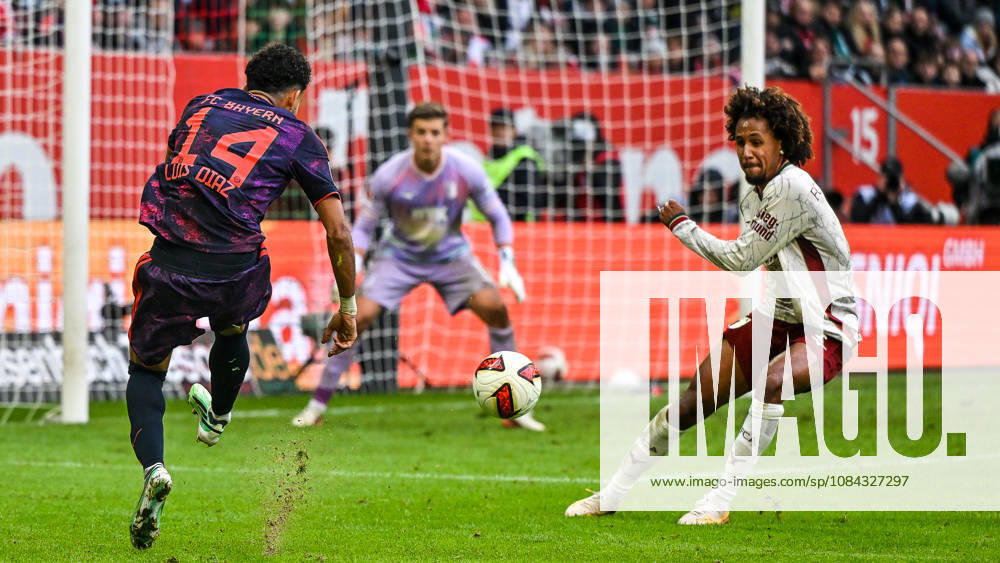 GER, Fußball, Herren, 1. Bundesliga, 5. Spieltag, FC Augsburg vs FC Bayern München Luis Diaz (Bayern Muenchen, 14), Han-Noah Massengo (FC Augsburg, 4) Augsburg WWK-Arena Bayern Deutschland