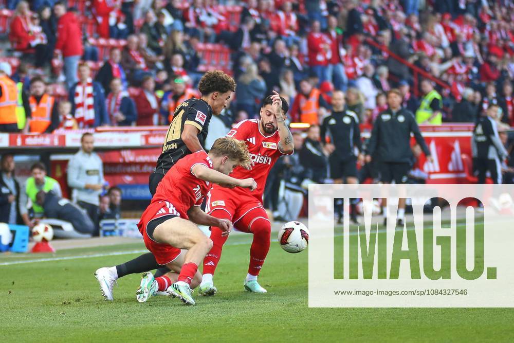 Berlin, Deutschland, 10.10.2026: Stadion Alte Försterei: 5. Spieltag, Saison 2026 27, 1. Fußball-Bundesliga: Union Berlin - SV Elversberg: Noah Darvich (10, SV Elversberg) im Duell mit Kastriot Imeri (30, Union Berlin) und András Schäfer (13, Union Berlin)