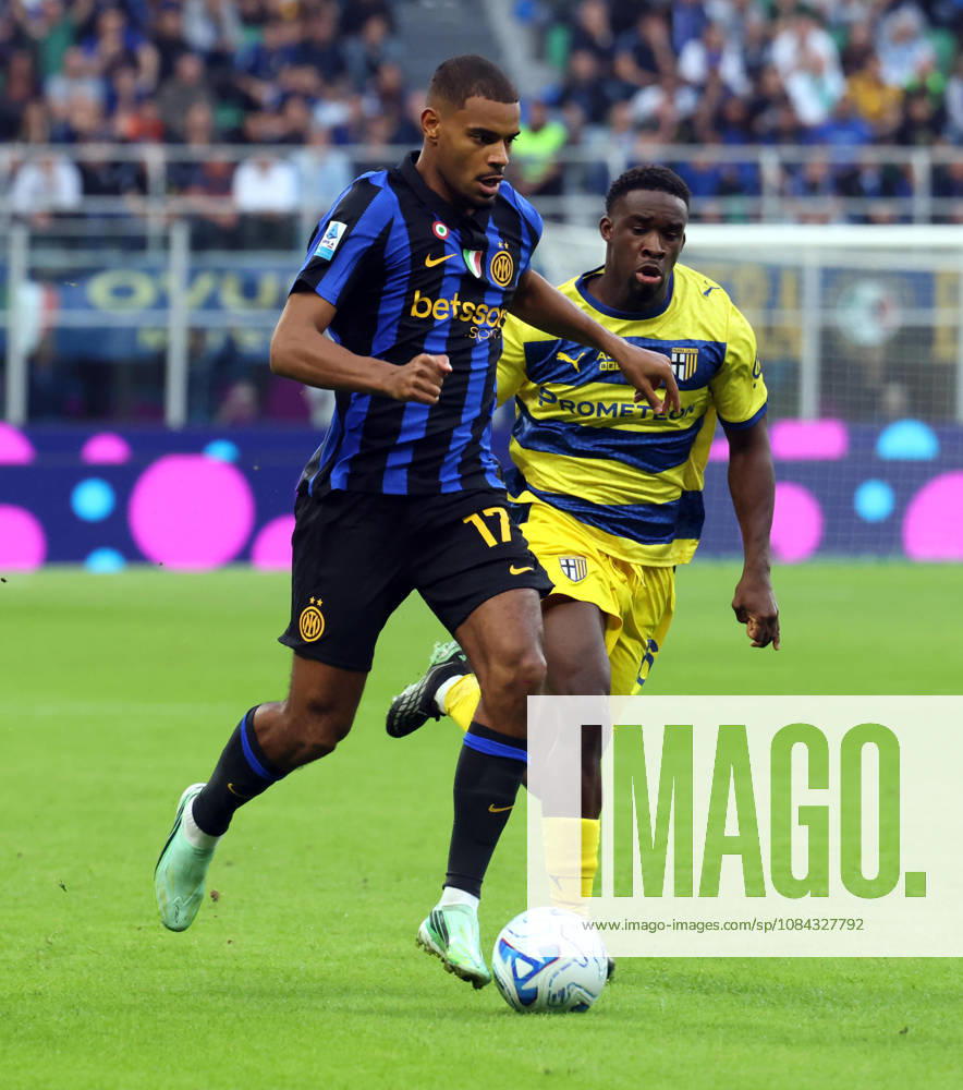 Inter Milans Andy Diouf (L) challenges for the ball with Parmas Mandela Keita during the Italian serie A soccer match between Inter and Parma at Giuseppe Meazza stadium in Milan, 10 October 2026..ANSA MATTEO BAZZI. Soccer; Serie A: Inter Vs Parma - ZUMAa110 20261010_zaf_a110_029