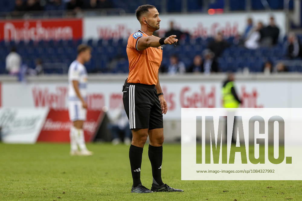 GER, Fussball, Herren, 3. Liga, Saison 2026 2027, MSV Duisburg - TSG Hoffenheim II Schiedsrichter Leonidas Exuzidis gestikuliert, Gestik Duisburg schauinsland-reisen-Arena Nordrhein-Westfalen Deutschland