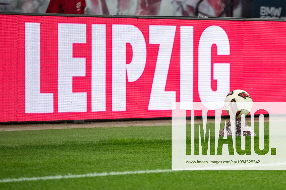 1. Fußball Bundesliga: RB Leipzig - Eintracht Frankfurt; 10.10.2026 LEIPZIG-Schriftzug auf der Video-Werbebande, vor der ein Ball bereitliegt. Symbolbild, RBL, Feature. LEIPZIG, DEUTSCHLAND - OCTOBER 10: Bundesliga-Spiel RB Leipzig - Eintracht Frankfurt in der Red Bull Arena am 5. Spieltag der 1. Bundesliga am October 10, 2026 in Leipzig, Deutschland. DFL REGULATIONS PROHIBIT ANY USE OF PHOTOGRAPHS AS IMAGE SEQUENCES AND OR QUASI-VIDEO.