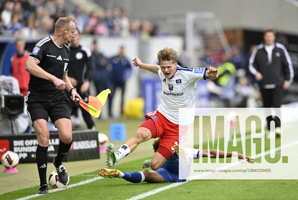 Zweikampf, Aktion Bernardo TSG 1899 Hoffenheim (13) gegen David Moeller Wolfe Hamburger SV HSV (03) Schiedsrichterassistent Linienrichter TSG 1899 Hoffenheim vs Hamburger SV HSV 10.10.2026 DFL REGULATIONS PROHIBIT ANY USE OF PHOTOGRAPHS AS IMAGE SEQUENCES AND OR QUASI-VIDEO TSG 1899 Hoffenheim vs Hamburger SV HSV