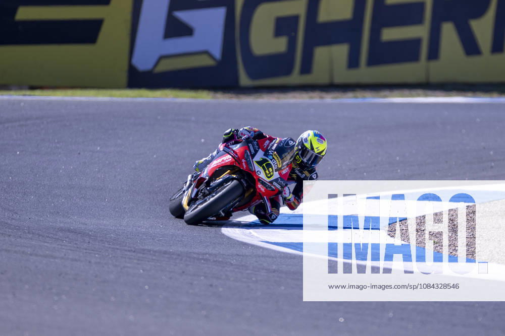 ESTORIL, PORTUGAL - OCTOBER 10: Alvaro Bautista of Spain and Barni Spark Racing Team competes during Race 1 during day two of the World Superbikes Estoril Round at Circuito Estoril on October 10, 2026 in Estoril, Portugal. Cascais Portugal - ZUMAl192 20261010_zsp_l192_009