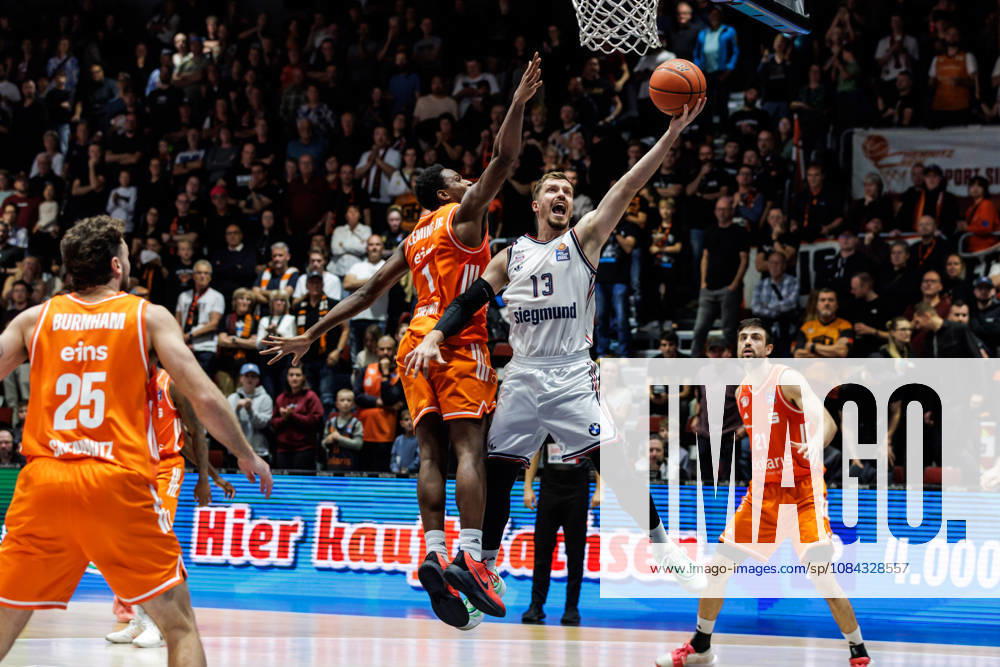 GER, BBL, easyCredit Basketball Bundesliga, Chemnitz, Niners Chemnitz - FC Bayern München Basketball Andreas Obst (FC Bayern München Basketball, 13), Phlandrous Fleming Jr. (Niners Chemnitz, 1) Chemnitz Messe Chemnitz Sachsen Deutschland