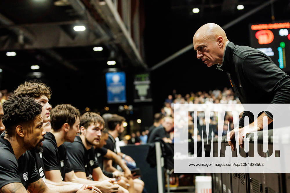 GER, BBL, easyCredit Basketball Bundesliga, Chemnitz, Niners Chemnitz - FC Bayern München Basketball Rodrigo Pastore (Head Coach), Niners Chemnitz spricht mit seinen Spielerinnen Chemnitz Messe Chemnitz Sachsen Deutschland