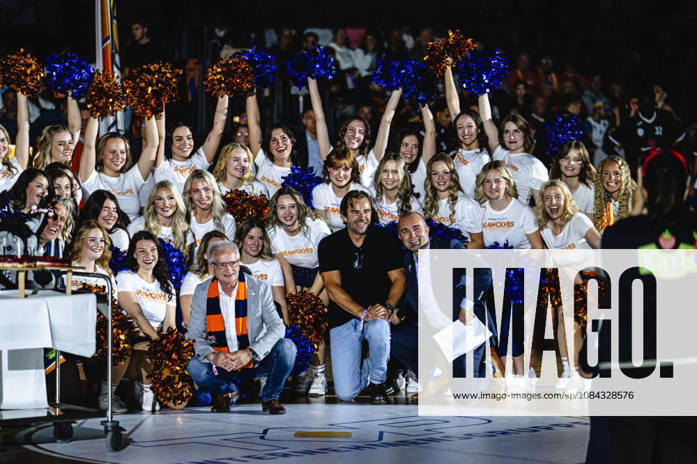 Rostock, Deutschland 10. Oktober 2026: easyCredit BBL - 2026 2027 - 5. Spieltag - Rostock Seawolves gegen Fitness First Würzburg Baskets Im Bild: 10 Jahre Seawolves Danceteam mit Robert Dahl in der Mitte
