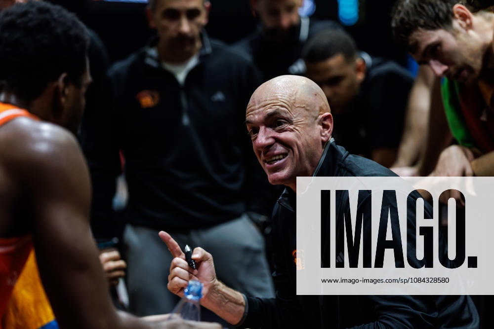 GER, BBL, easyCredit Basketball Bundesliga, Chemnitz, Niners Chemnitz - FC Bayern München Basketball Rodrigo Pastore (Head Coach), Niners Chemnitz spricht mit seinen Spielerinnen Chemnitz Messe Chemnitz Sachsen Deutschland