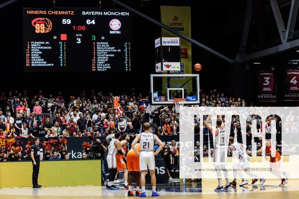 GER, BBL, easyCredit Basketball Bundesliga, Chemnitz, Niners Chemnitz - FC Bayern München Basketball Johannes Voigtmann (FC Bayern München Basketball, 7) bei einem Freiwurf Chemnitz Messe Chemnitz Sachsen Deutschland