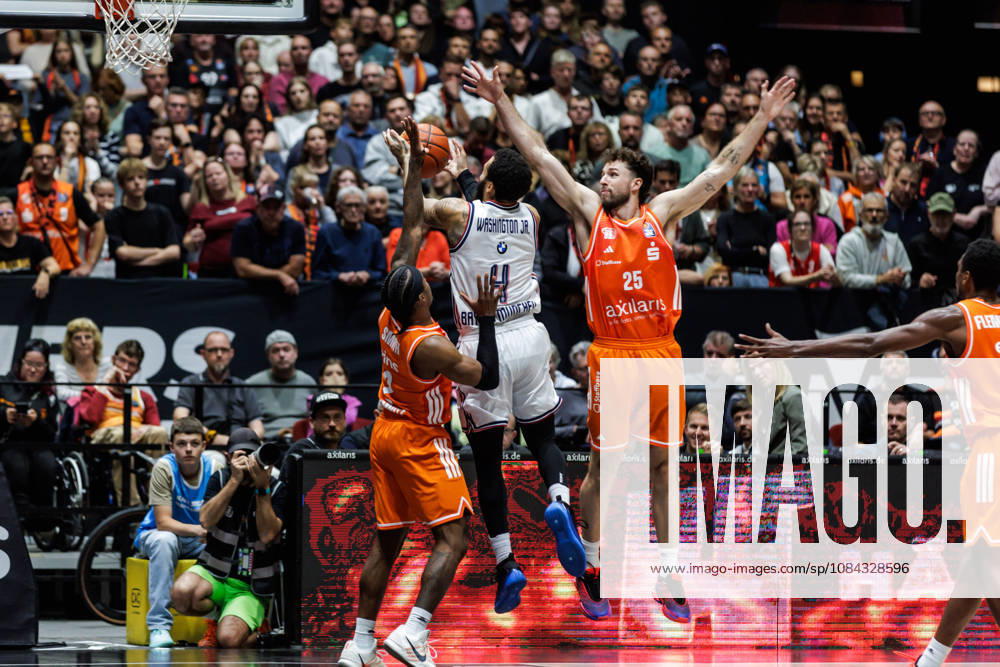 GER, BBL, easyCredit Basketball Bundesliga, Chemnitz, Niners Chemnitz - FC Bayern München Basketball Duane Washington Jr (FC Bayern München Basketball, 4), Ben Burnham (Niners Chemnitz, 25) Chemnitz Messe Chemnitz Sachsen Deutschland