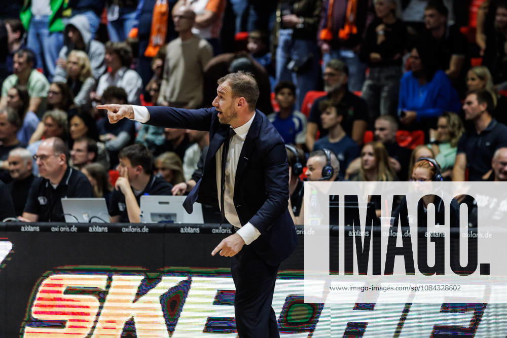 GER, BBL, easyCredit Basketball Bundesliga, Chemnitz, Niners Chemnitz - FC Bayern München Basketball Anton Gavel (Coach FC Bayern München Basketball) gibt Handzeichen Chemnitz Messe Chemnitz Sachsen Deutschland