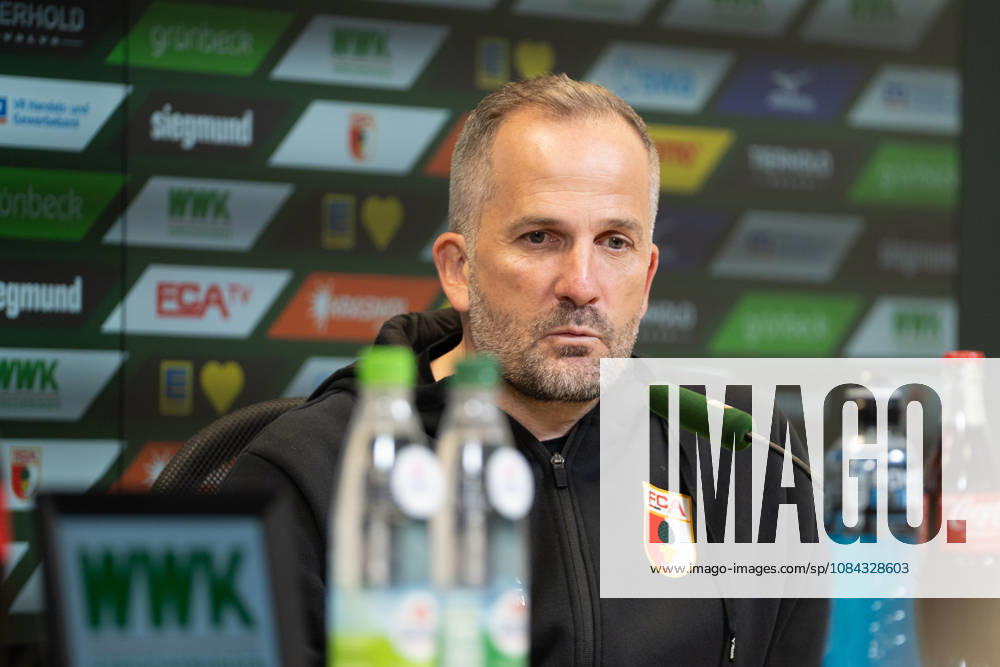 Manuel Baum (Trainer Augsburg) bei der Pressekonferenz nach dem Bundesligaspiel FC Augsburg - FC Bayern München am 10.10.2026.