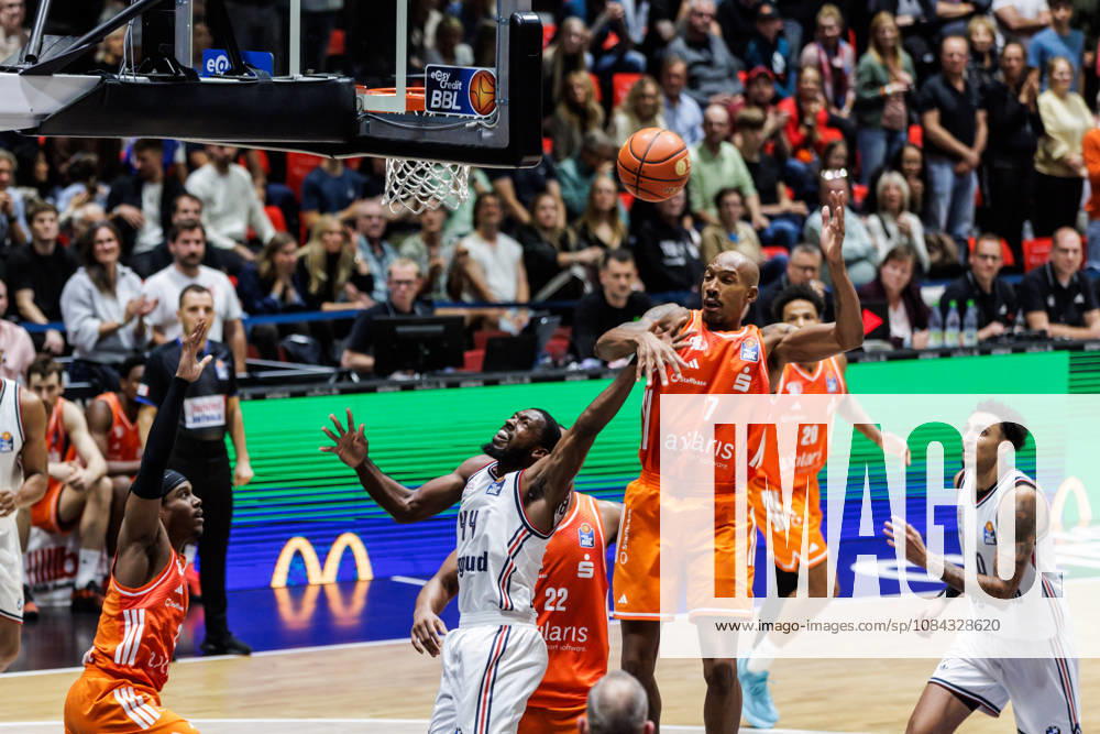 GER, BBL, easyCredit Basketball Bundesliga, Chemnitz, Niners Chemnitz - FC Bayern München Basketball Kamar Baldwin (FC Bayern München Basketball, 44), Darion Atkins (Niners Chemnitz, 17) Chemnitz Messe Chemnitz Sachsen Deutschland