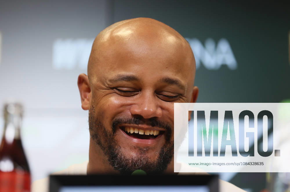 Fussball, Herren, Saison 2026 2027, FC Augsburg - FC Bayern München, Bundesliga, WWK Arena Vincent Kompany, Trainer (FC Bayern München) auf der Pressekonferenz nach dem Spiel, Kopf, Portrait, lachend, lacht DFL DFB regulations prohibit any use of photographs as image sequences and or quasi-video