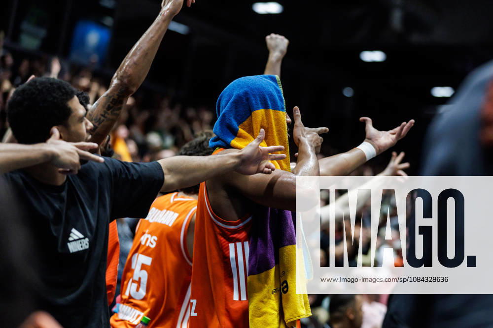 GER, BBL, easyCredit Basketball Bundesliga, Chemnitz, Niners Chemnitz - FC Bayern München Basketball Phlandrous Fleming Jr. (Niners Chemnitz, 1), Yohan Choupas (Niners Chemnitz, 6) jubeln Chemnitz Messe Chemnitz Sachsen Deutschland