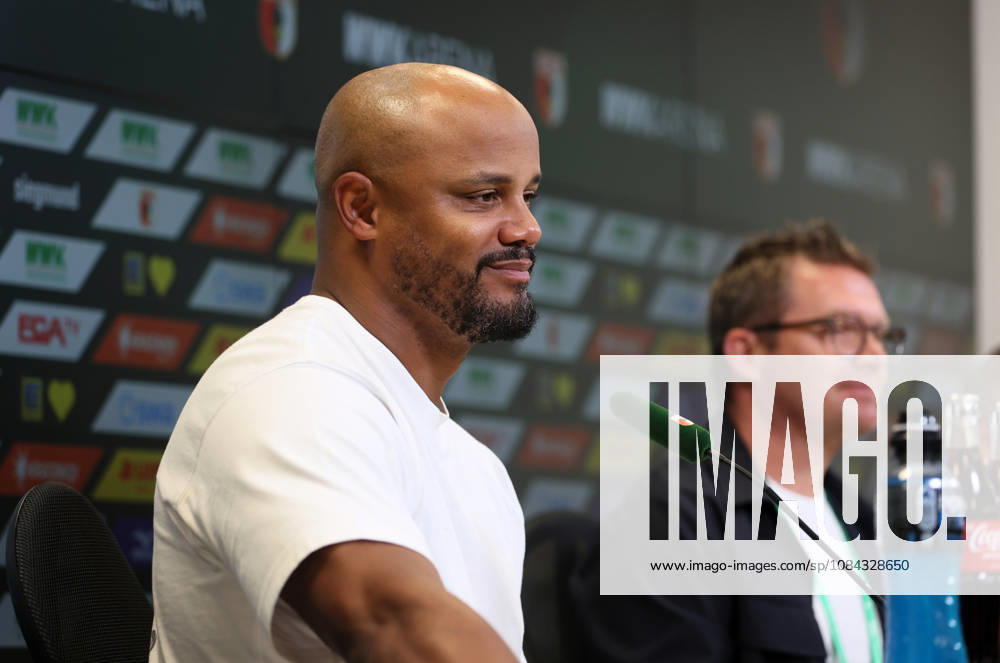 Fussball, Herren, Saison 2026 2027, FC Augsburg - FC Bayern München, Bundesliga, WWK Arena Vincent Kompany, Trainer (FC Bayern München) auf der Pressekonferenz nach dem Spiel, Kopf, Portrait DFL DFB regulations prohibit any use of photographs as image sequences and or quasi-video