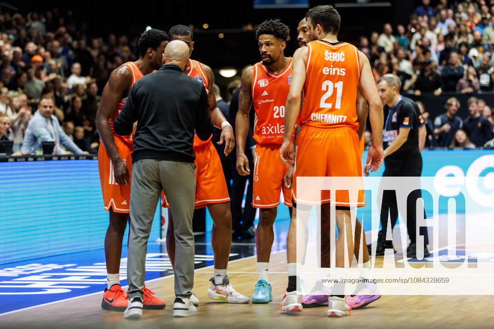 GER, BBL, easyCredit Basketball Bundesliga, Chemnitz, Niners Chemnitz - FC Bayern München Basketball Rodrigo Pastore (Head Coach), Niners Chemnitz spricht mit seinen Spielerinnen Chemnitz Messe Chemnitz Sachsen Deutschland