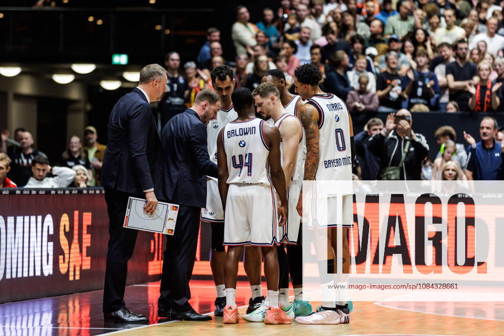GER, BBL, easyCredit Basketball Bundesliga, Chemnitz, Niners Chemnitz - FC Bayern München Basketball Anton Gavel (Coach FC Bayern München Basketball) spricht mit seinen Spielerinnen Chemnitz Messe Chemnitz Sachsen Deutschland
