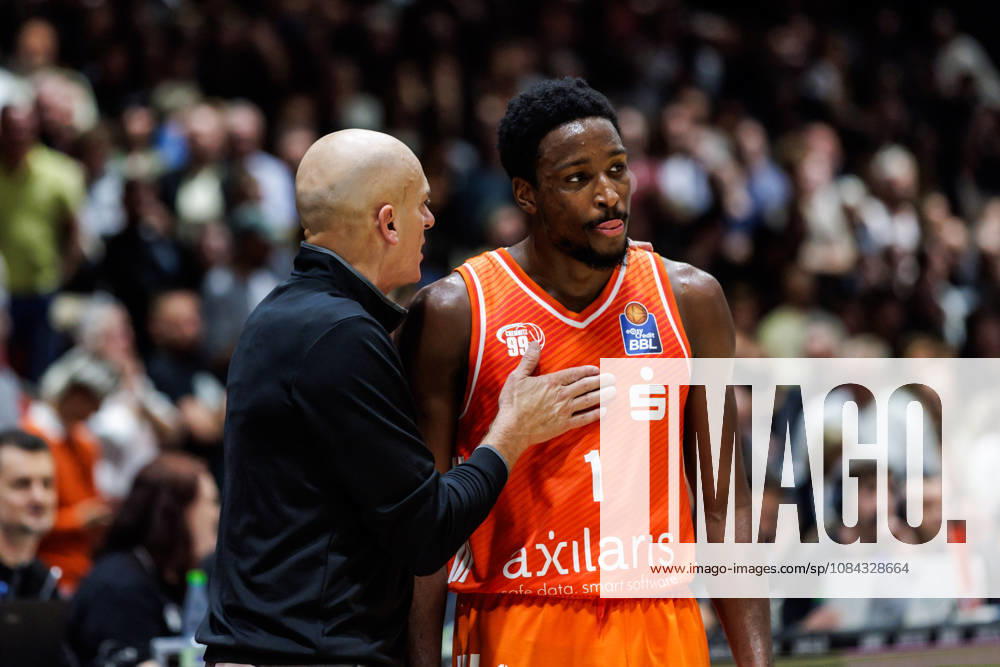 GER, BBL, easyCredit Basketball Bundesliga, Chemnitz, Niners Chemnitz - FC Bayern München Basketball Rodrigo Pastore (Head Coach), Niners Chemnitz spricht nit Phlandrous Fleming Jr. (Niners Chemnitz, 1) Chemnitz Messe Chemnitz Sachsen Deutschland