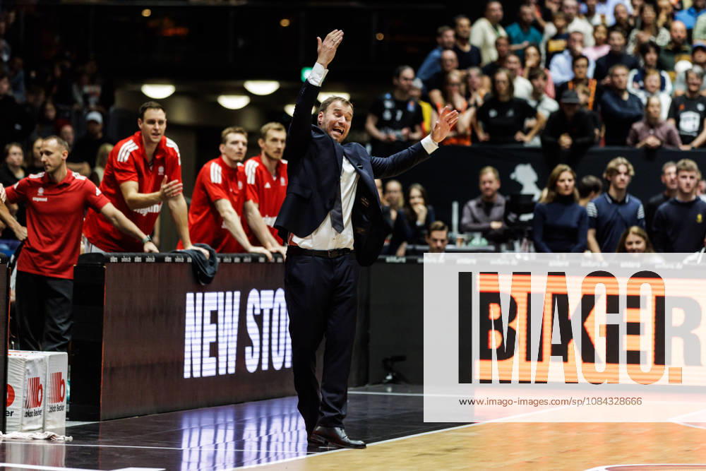 GER, BBL, easyCredit Basketball Bundesliga, Chemnitz, Niners Chemnitz - FC Bayern München Basketball Anton Gavel (Coach FC Bayern München Basketball) gibt Handzeichen Chemnitz Messe Chemnitz Sachsen Deutschland