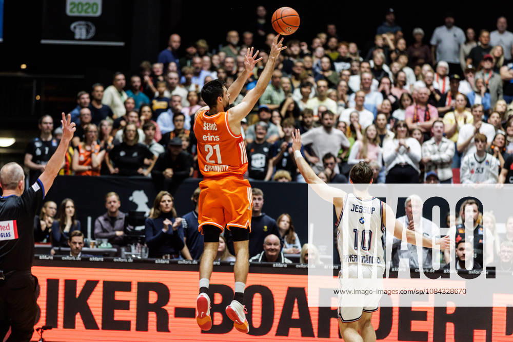 GER, BBL, easyCredit Basketball Bundesliga, Chemnitz, Niners Chemnitz - FC Bayern München Basketball Mateo Å erić (Niners Chemnitz, 21), Justinian Jessup (FC Bayern München Basketball, 10) Chemnitz Messe Chemnitz Sachsen Deutschland