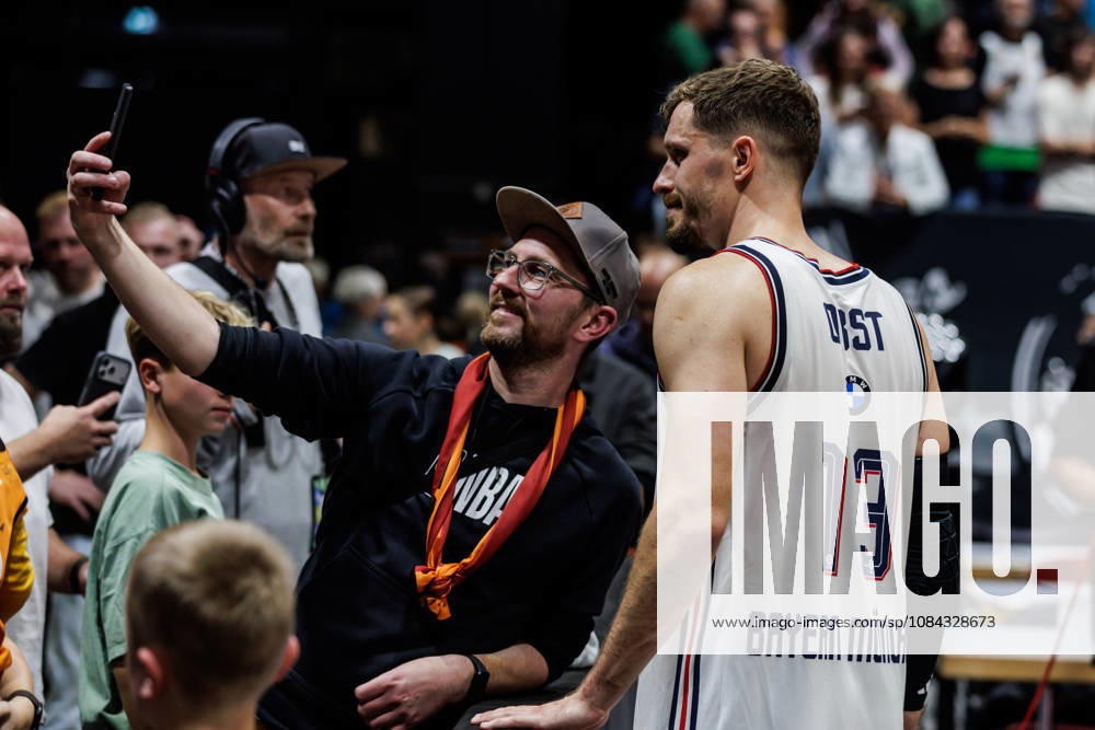 GER, BBL, easyCredit Basketball Bundesliga, Chemnitz, Niners Chemnitz - FC Bayern München Basketball Andreas Obst (FC Bayern München Basketball, 13) mit Fans Chemnitz Messe Chemnitz Sachsen Deutschland
