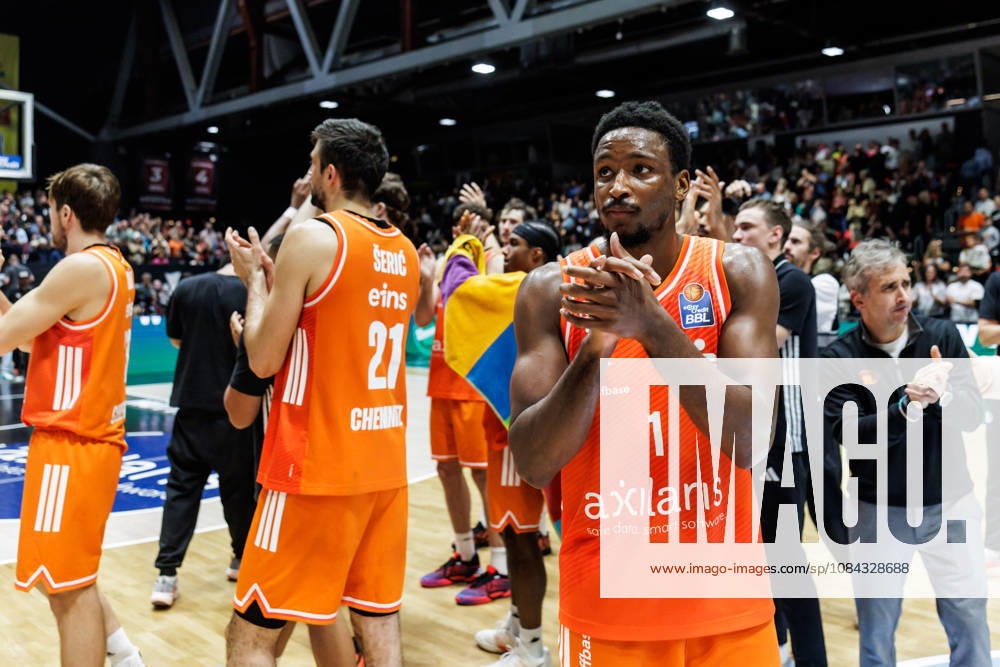 GER, BBL, easyCredit Basketball Bundesliga, Chemnitz, Niners Chemnitz - FC Bayern München Basketball Phlandrous Fleming Jr. (Niners Chemnitz, 1) bedankt sich bei den Fans Chemnitz Messe Chemnitz Sachsen Deutschland