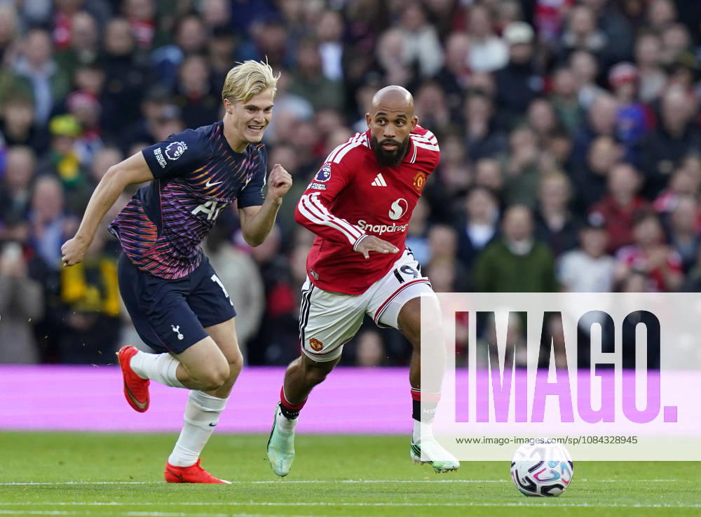 Manchester, England, 10th October 2026. Lucas Bergvall of Tottenham tussles with Bryan Mbeumo of Manchester United, ManU during the Manchester United vs Tottenham Hotspur Premier League match at Old Trafford, Manchester. Picture credit should read: Andrew Yates Sportimage . SPI_019_AY_MANUTD_SPURS SPI-5058-0019
