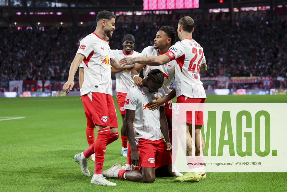 Ezechiel Banzuzi (RB Leipzig) bejubelt seinen Treffer mit den Teamkollegen waehrend des spiels der 1. Bundesliga zwischen RB Leipzig und Eintracht Frankfurt, Red Bull Arena am 10. October 2026 in Leipzig, Deutschland. (Foto von Marco Steinbrenner DeFodi Images) +++ Ezechiel Banzuzi (RB Leipzig) celebrates his goal with teammates during the Bundesliga match between RB Leipzig and Eintracht Frankfurt at Red Bull Arena on October 10, 2026 in Leipzig, Germany. (Photo by Marco Steinbrenner DeFodi Images) DFB DFL REGULATIONS PROHIBIT ANY USE OF PHOTOGRAPHS AS IMAGE SEQUENCES AND OR QUASI-VIDEO. (Photo by Marco Steinbrenner DeFodi Images) -