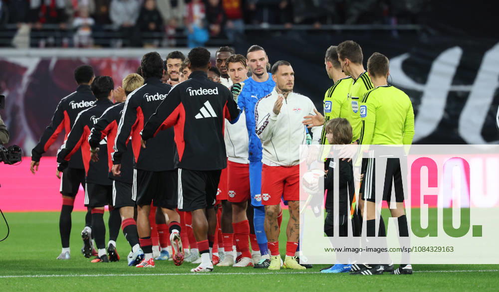 RB Leipzig - Frankfurt Bundesliga Leipzig, 10.10.2026, Red Bull Arena, Fußball, 1.Bundesliga, 5.Spieltag , RB Leipzig vs. SG Eintracht Frankfurt , Im Bild: Begrüßung der Mannschaften. , Nur zur redaktionellen Nutzung. Only editorial use. , DFL DFB regulations prohibit any use of photographs as image sequences and or quasi-video. ,