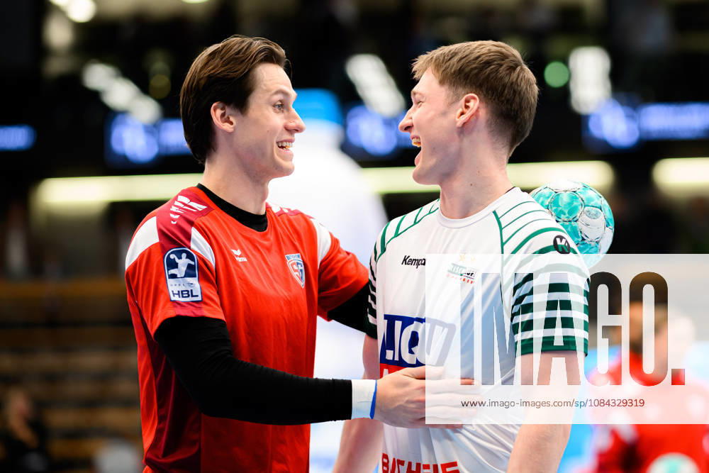 Goeppingen: HBL - 26 27 - Frisch Auf Goeppingen - SG BBM Bietigheim v.li. Maxim Orlov (Bietigheim), Oskar Neudeck (Goeppingen) Goeppingen EWS Arena Baden-Württemberg Deutschland