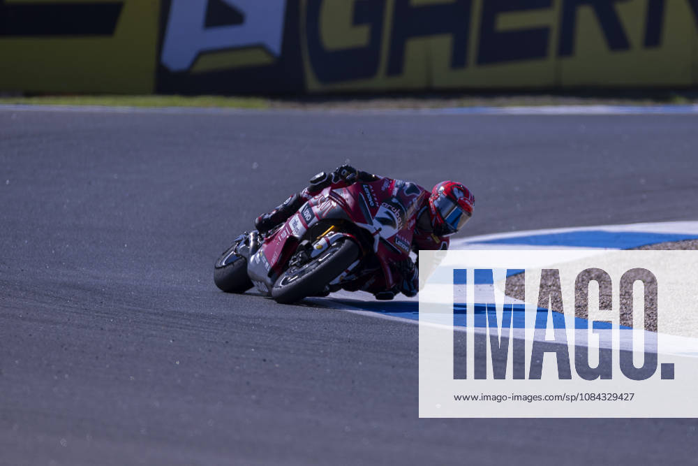 ESTORIL, PORTUGAL - OCTOBER 10: Iker Lecuona of Spain and Aruba.it Racing - Ducati competes during Race 1 during day two of the World Superbikes Estoril Round at Circuito Estoril on October 10, 2026 in Estoril, Portugal. Cascais Portugal - ZUMAl192 20261010_zsp_l192_019