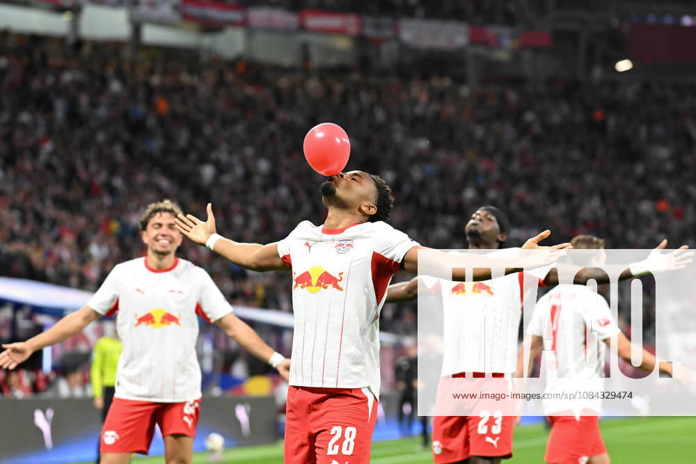 Fußball I Herren I Saison 2026-2027 I Bundesliga I 5. Spieltag I RB Leipzig - Eintracht Frankfurt I 10.10.2026 Torjubel Christopher Nkunku (28, RB Leipzig) mit rotem Ballon Freisteller, Nahaufnahme, Porträt, Portrait, Einzelfoto, Einzelbild, Körper Leipzig Red Bull Arena Sachsen Deutschland