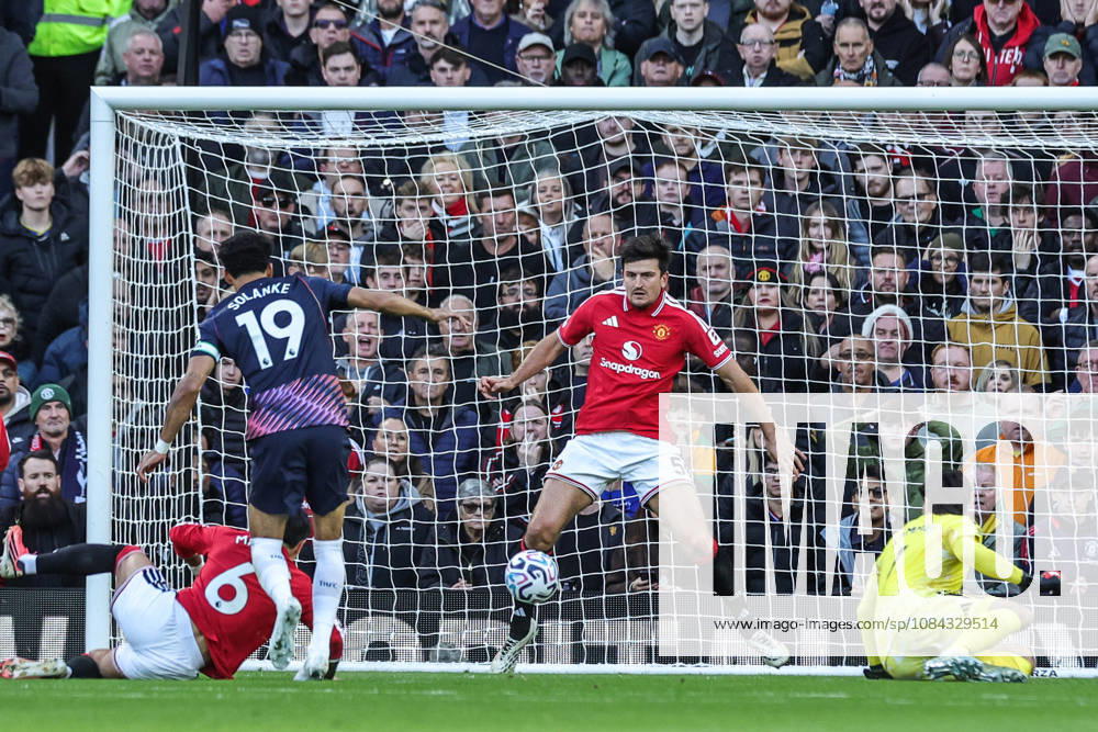 Premier League: Manchester United, ManU v Tottenham Hotspur Harry Maguire of Manchester United blocks a shot on goal from Dominic Solanke of Tottenham Hotspur during the Premier League match Manchester United vs Tottenham Hotspur at Old Trafford, Manchester, United Kingdom on 10 October 2026 (Photo by Mark Cosgrove News Images) Manchester Old Trafford Greater Manchester United Kingdom