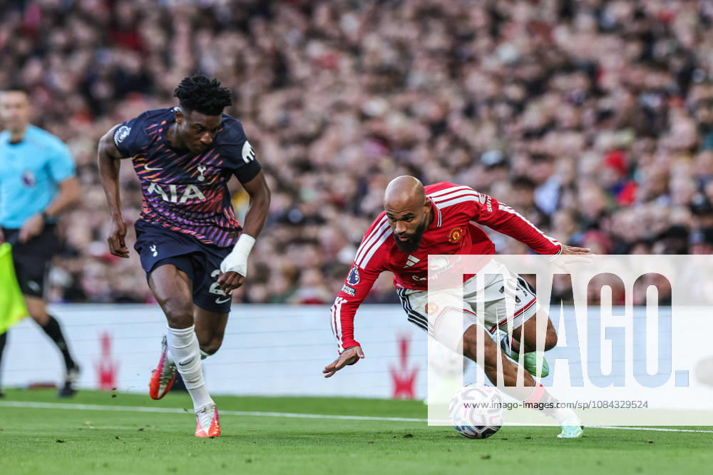 Premier League: Manchester United, ManU v Tottenham Hotspur Bryan Mbeumo of Manchester United breaks with the ball during the Premier League match Manchester United vs Tottenham Hotspur at Old Trafford, Manchester, United Kingdom on 10 October 2026 (Photo by Mark Cosgrove News Images) Manchester Old Trafford Greater Manchester United Kingdom