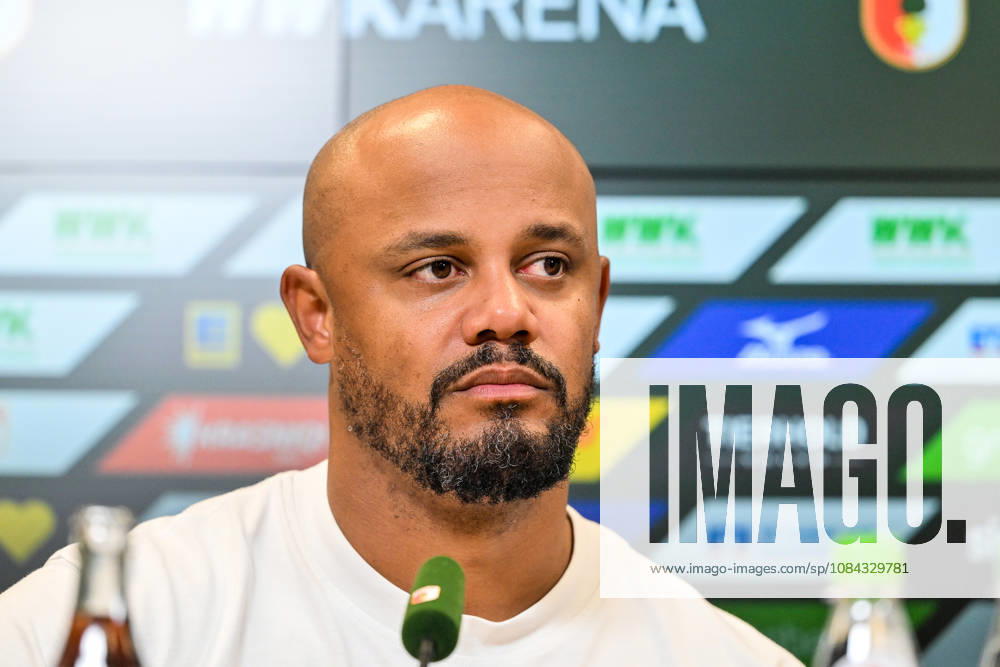 GER, Fußball, Herren, 1. Bundesliga, 5. Spieltag, FC Augsburg vs FC Bayern München Vincent Kompany (Bayern Muenchen), Pressekonferenz nach Spielende Augsburg WWK-Arena Bayern Deutschland