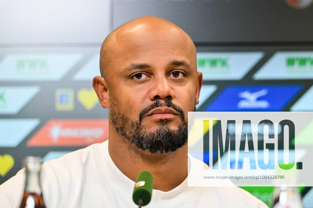 GER, Fußball, Herren, 1. Bundesliga, 5. Spieltag, FC Augsburg vs FC Bayern München Vincent Kompany (Bayern Muenchen), Pressekonferenz nach Spielende Augsburg WWK-Arena Bayern Deutschland