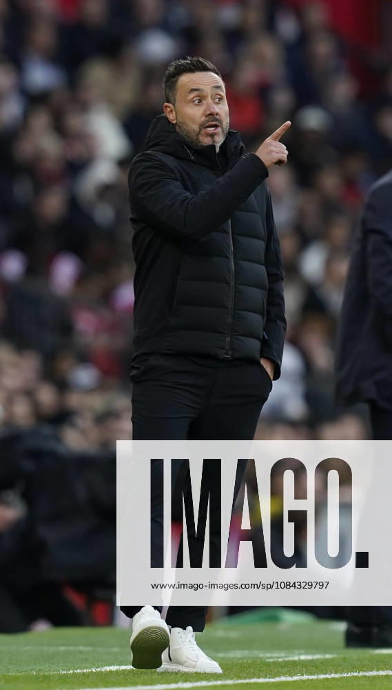 Manchester, England, 10th October 2026. Roberto De Zerbi coach of Tottenham during the Manchester United, ManU vs Tottenham Hotspur Premier League match at Old Trafford, Manchester. Picture credit should read: Andrew Yates Sportimage . SPI_020_AY_MANUTD_SPURS SPI-5058-0020
