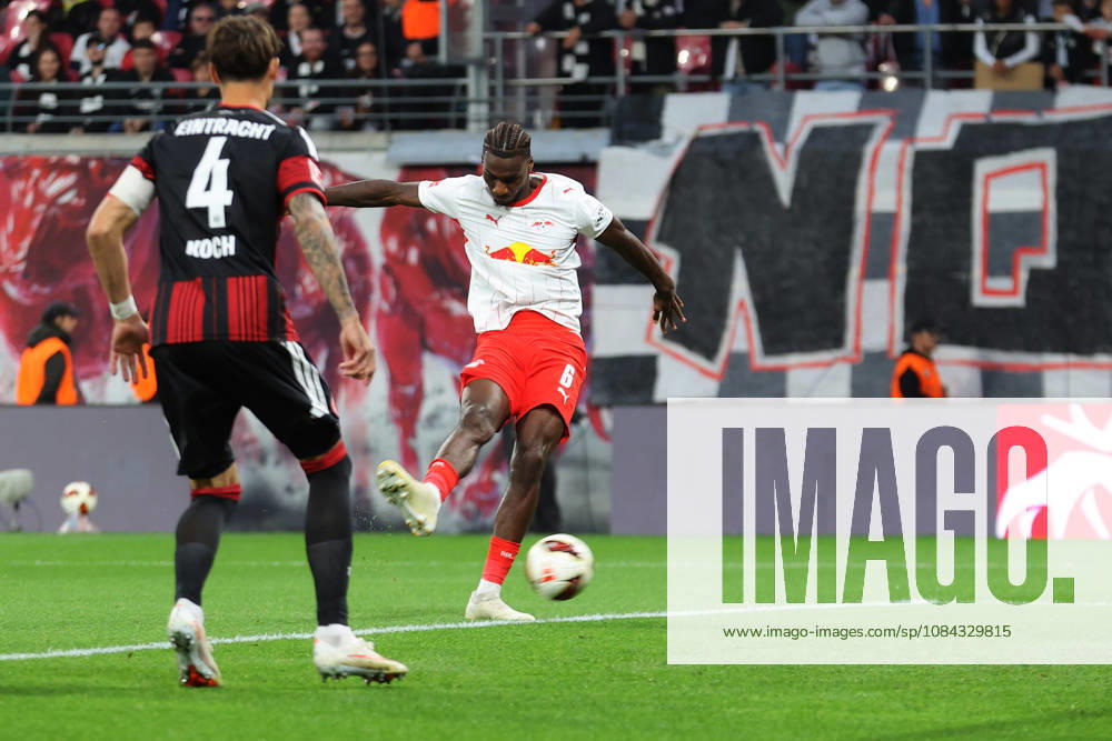 Fussball 1.Bundesliga, RB Leipzig - Eintracht Frankfurt v.l. Ezechiel Banzuzi (RB Leipzig) Torschuetze, erzielt das Tor, Treffer, scores the goal 1:0 Leipzig