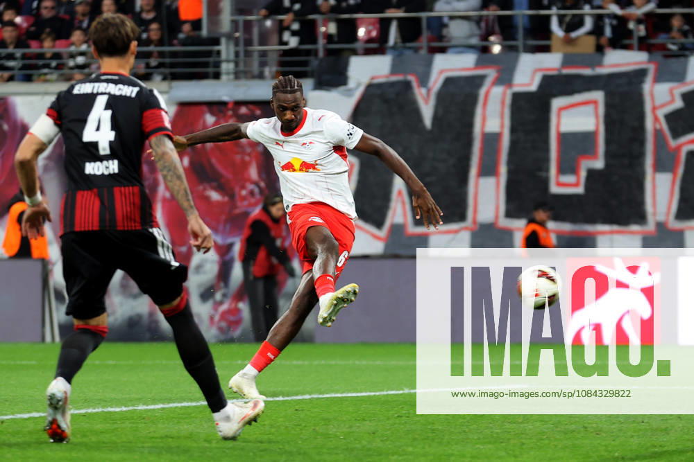 Fussball 1.Bundesliga, RB Leipzig - Eintracht Frankfurt v.l. Ezechiel Banzuzi (RB Leipzig) Torschuetze, erzielt das Tor, Treffer, scores the goal 1:0 Leipzig